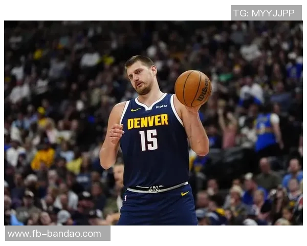 华子故作淡定扒拉约基奇裁判未吹哨引发热议