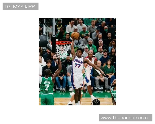 小弟埃奇库姆助力马克西狂砍35分三分球表现出色展现实力