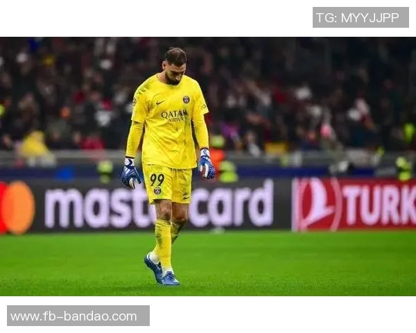 意大利足球队海报发布多纳鲁马巴雷拉雷特吉携手展现无悔拼搏精神